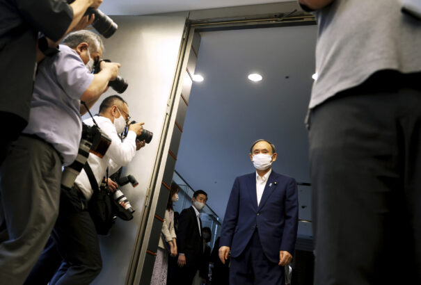 Japánban egy év leforgása alatt a második miniszterelnök mondott le