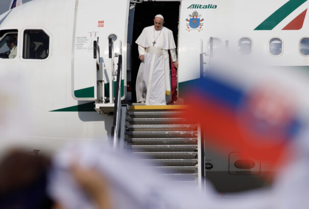 Ferenc pápa megérkezett Szlovákiába, több százan köszöntötték a katolikus egyházfőt