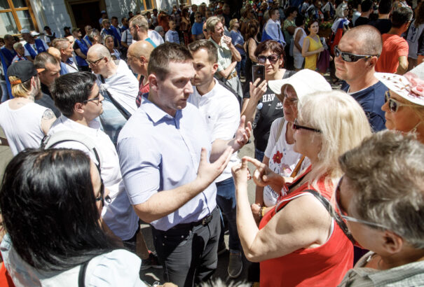 A Republika elhagyta Kotlebát, átsorolt balra, mérsékelte magát, és megelőzte a Sme rodinát