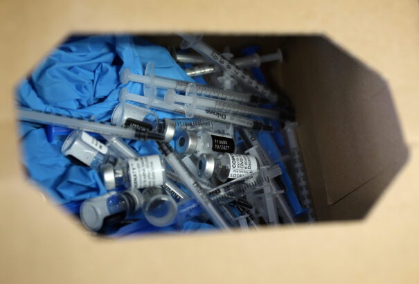 Oltási igazolásokat hamisító elkövetőt keres a rendőrség. Ha bíróság elé állítják, két évet is kaphat