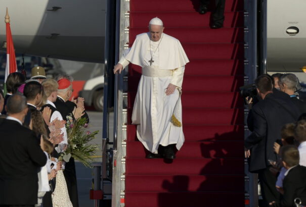 Ferenc pápa elsütötte kedvenc magyar viccét a budapesti reptéren