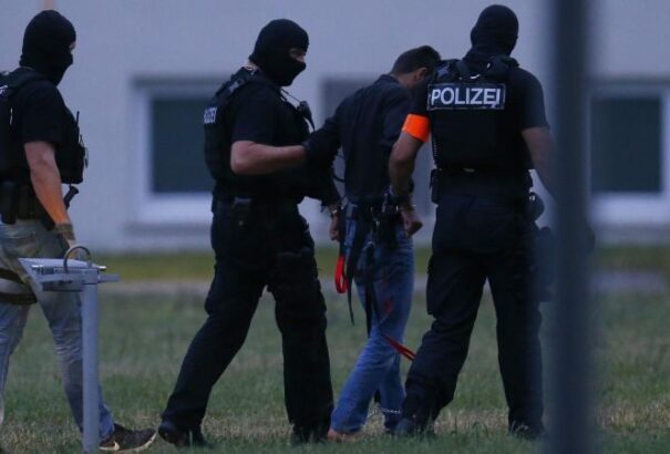 Egy német férfi lelőtte a benzinkút alkalmazottját, miután felszólította, hogy tegye fel a szájmaszkját