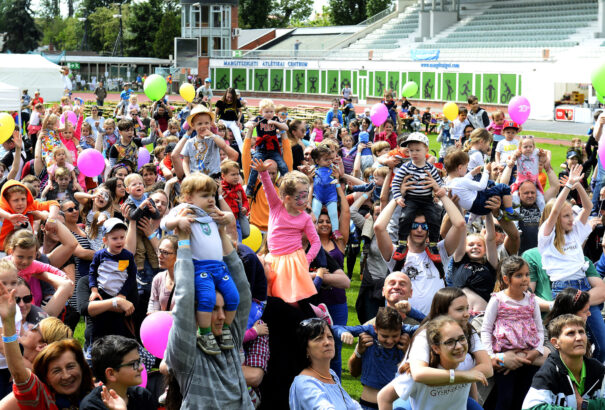 A gyerek örök érték: emeld magasba negyedszer is! Országos gyerekemelés szeptember 25-én