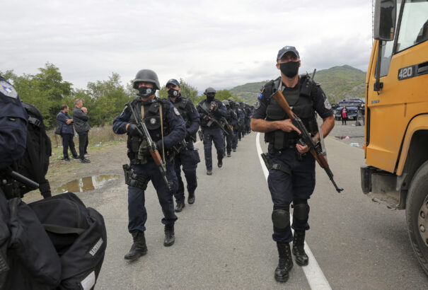 Pattanásig feszült a helyzet Szerbia és Koszovó között, a KFOR kivonult a határra