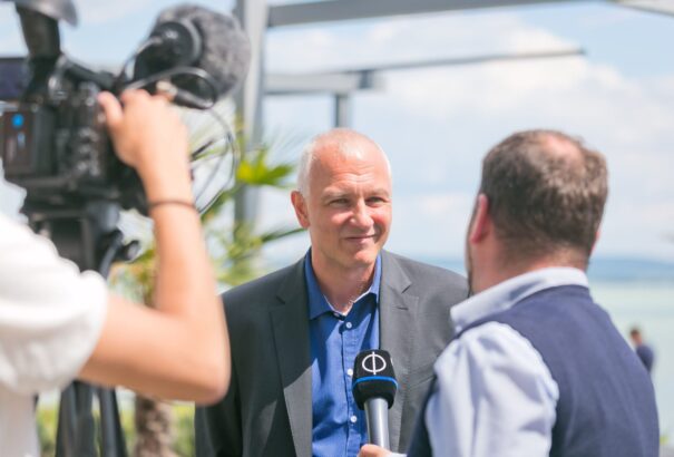 Sztárparádét ígér a legújabb magyar film, az Ecc-pecc