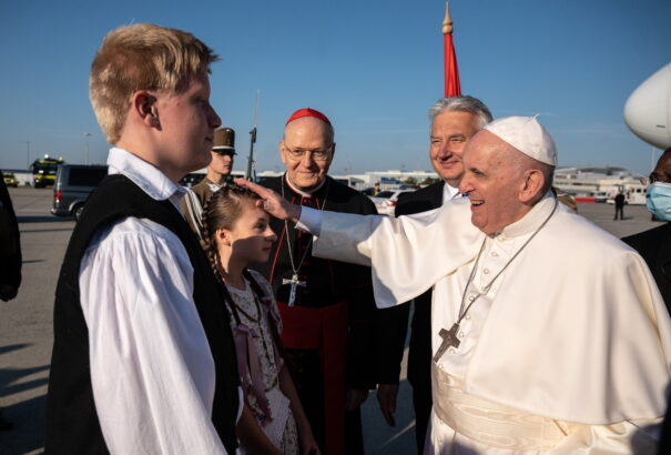 Ferenc pápa megérkezett Budapestre – Képek