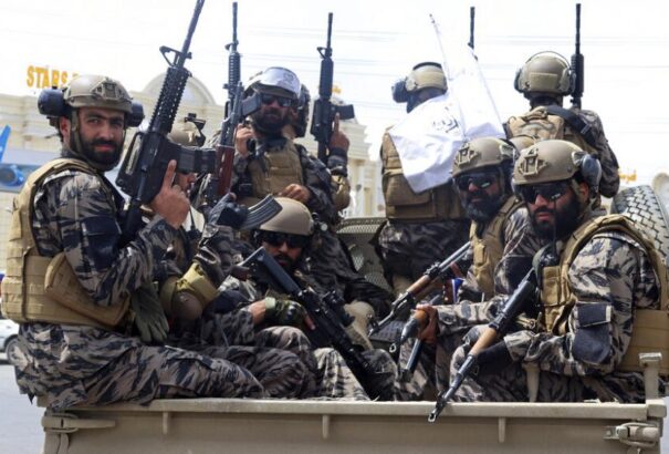 Az amerikaiaktól szerzett felszerelésben parádéznak a tálib katonák