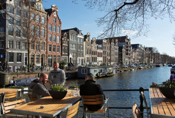 Hollandia megszünteti a távolságtartást, de bevezeti a COVID-igazolványt a kávézókban és a mozikban is