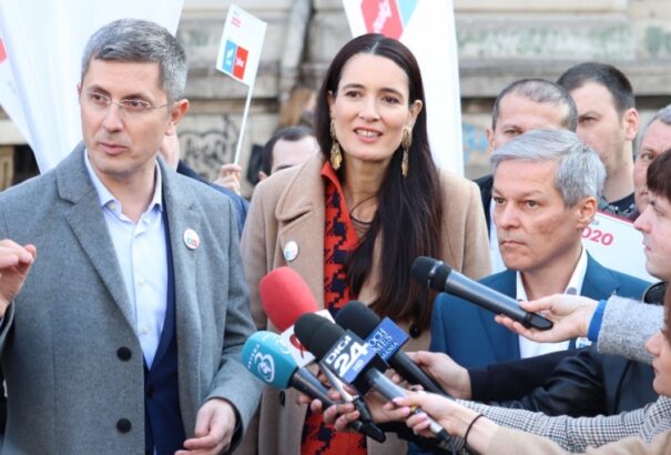 Kormányválság Romániában: az USR-PLUS a szélsőséges nacionalistákkal nyújtott be bizalmatlansági indítványt