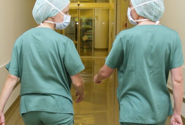 Az egészségügyi tárca megakadályozná a nővérek tömeges távozását az ágazatból