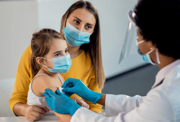 A Pfizer/BioNTech közleménye szerint a vakcinájuk az 5 és 11 év közötti gyerekek számára is biztonságos