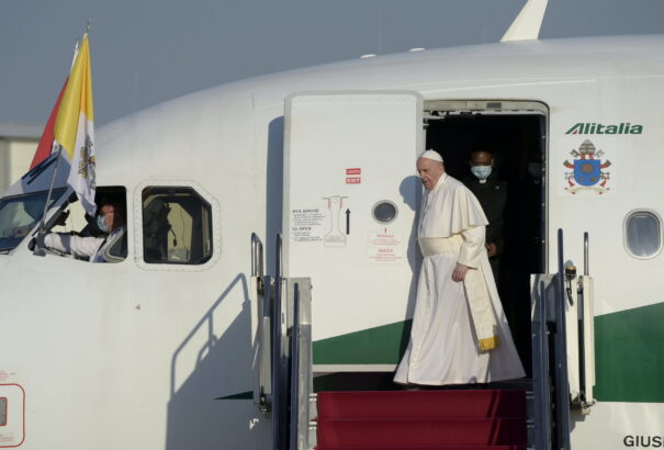Megérkezett Budapestre Ferenc pápa. A színpad készen áll a Hősök terén