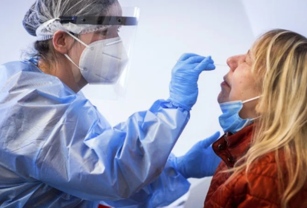 A COVID-19-re utaló tünetek esetén nem kell fizetni a PCR-tesztért