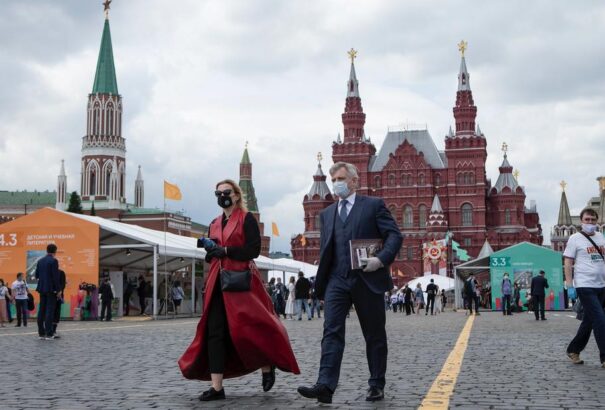 Egyre több orosz száll repülőre a külföldi vakcinák miatt. A Pfizerhez repülőjegy és hotel is jár