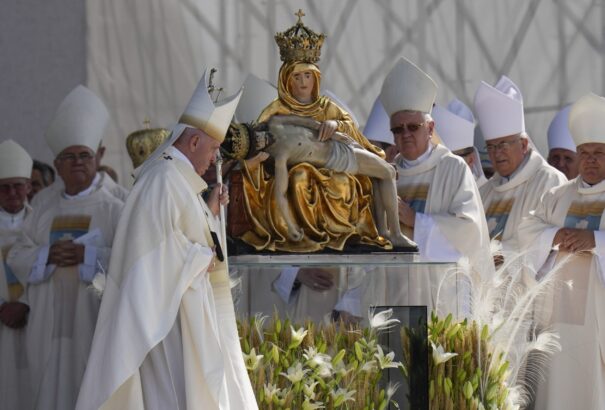 A Szentatya a sasvári szentmisén: Életünk a szeretet zarándoklata Istenhez (Képriport)