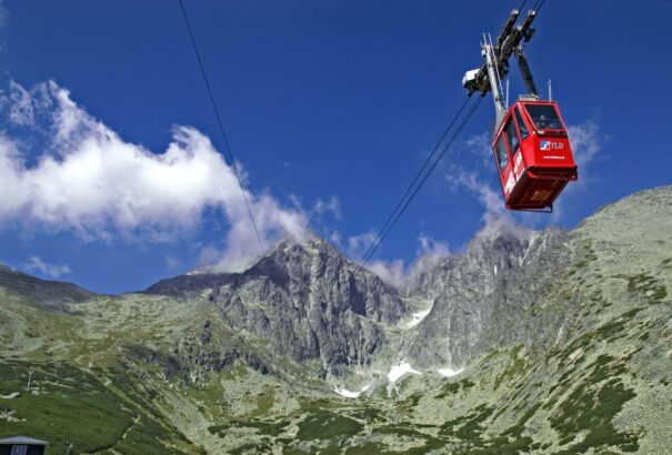 Hétfőtől a Tátra piros besorolású lesz. A felvonókabinokba csak a beoltottak szállhatnak be