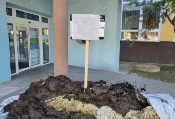 Tiltakozásképpen valaki egy adag trágyát szórt ki a Szlovák Közegészségügyi Hivatal épülete elé