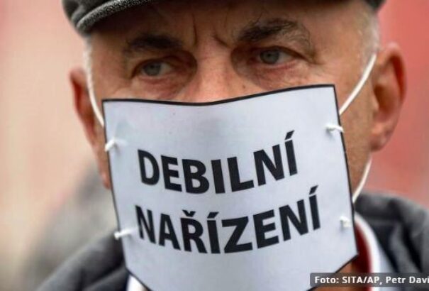 Az iskolák járványügyi intézkedései ellen tüntettek Prágában