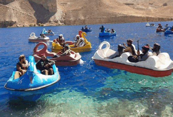 Dalí is megirigyelné: gépfegyveres tálibok napfürdőznek hattyús vízibiciklikben