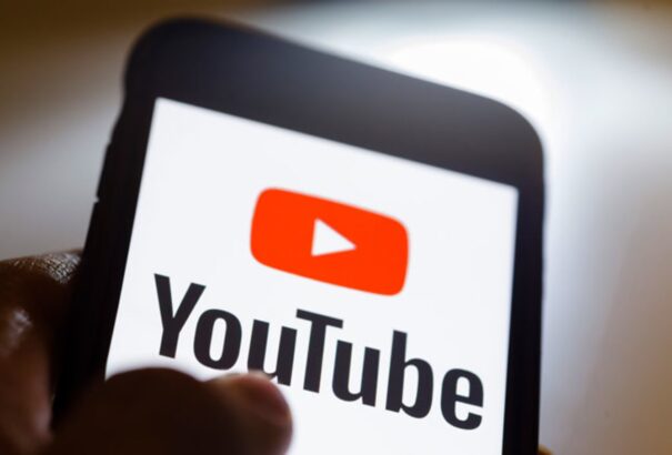 A YouTube megritkítja tartalmát. Nemcsak az oltással kapcsolatos álhíreket törli, hanem a fiókokat is