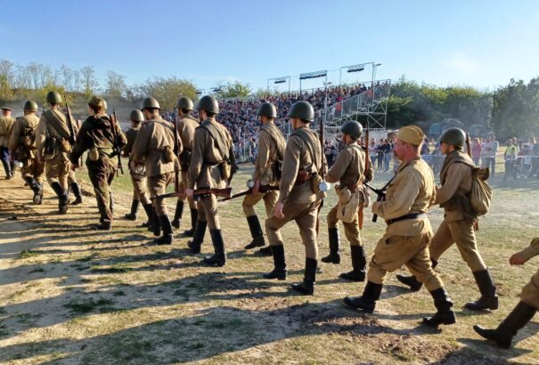 Hagyományőrző csapatok lenyűgöző bemutatója a komáromi Monostori Erődben – Képekkel