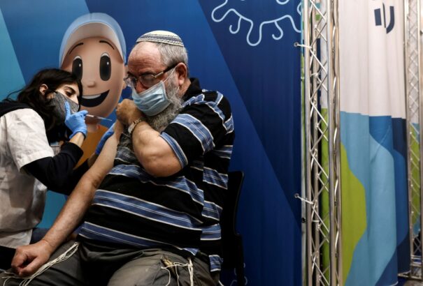 Izraelben visszavonulóban van a járvány negyedik hulláma