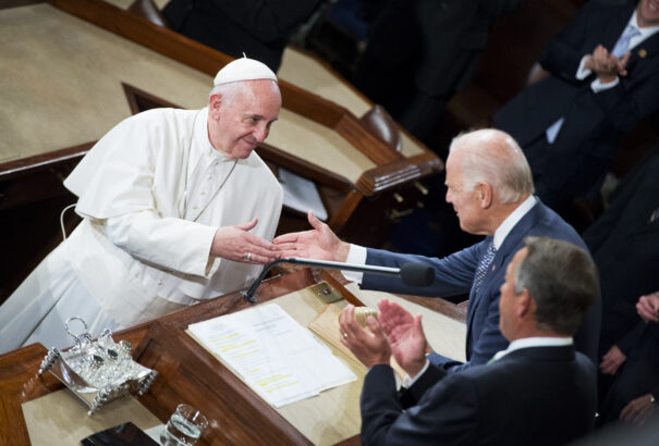 Joe Biden október végén találkozik Ferenc pápával