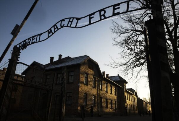 Ismeretlen vandálok kilenc barakkot graffitiztek össze az auschwitzi emlékmúzeumban