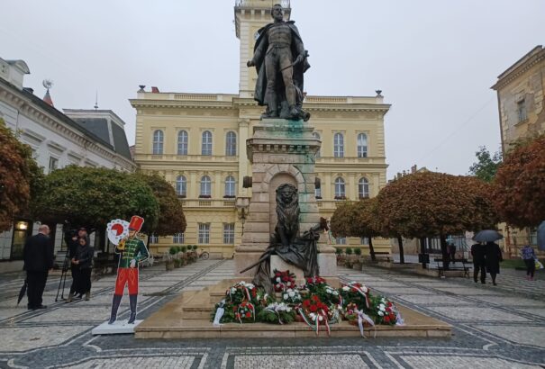 Őszi esőben emlékeztek a komáromiak az aradi vértanúkra – Képekkel