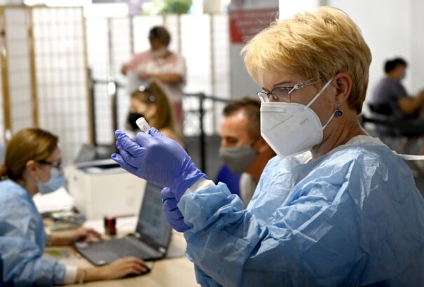 Az 55 év felettiek már regisztrálhatnak a harmadik vakcinára