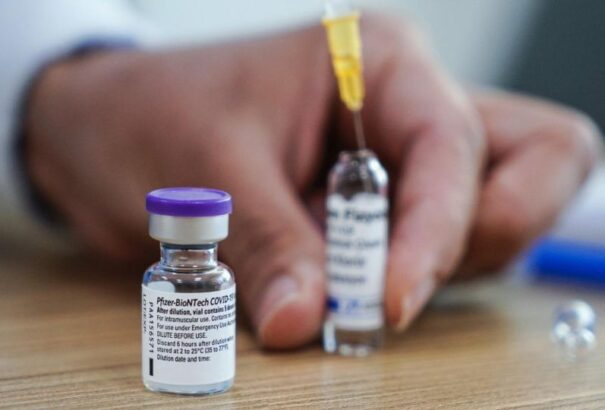 Tanulmány: a Pfizer-vakcina harmadik adagjának hatékonysága 95 százalékos