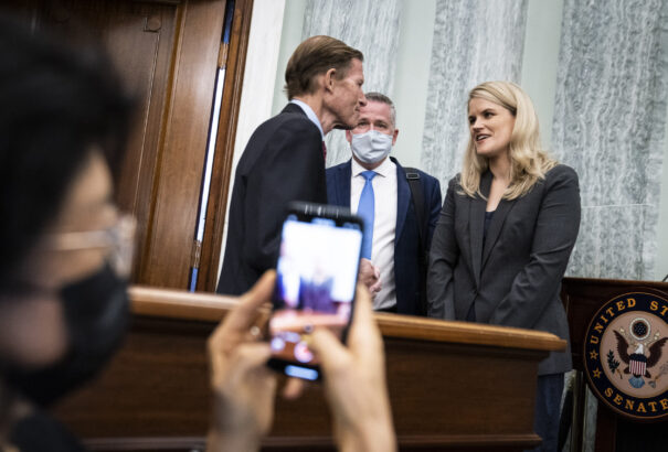 Nyilvánosság elé állt a szivárogtató: A Facebook aláássa a társadalmakat, áruba bocsátja gyermekeink biztonságát