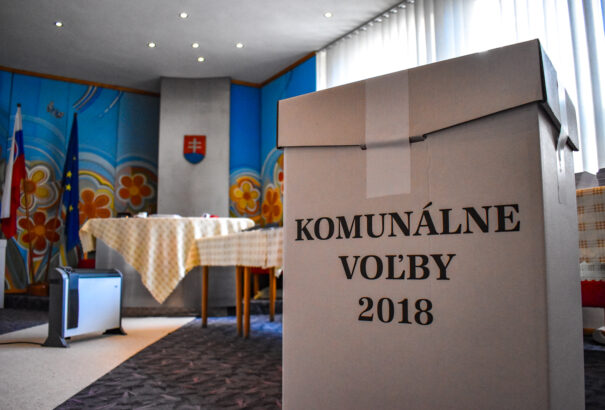 Egy évvel a megyei és helyhatósági választások előtt módosítaná a választási törvényt az SaS