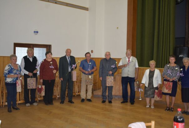 Az Egyházasbásti Nyugdíjasklub tagjai ezúttal is ünnepeltek, énekeltek és táncoltak (képekkel)