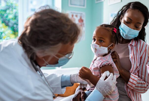 Az USA-ban jóváhagyták a Pfizer-vakcina használatát az 5 és 11 év közötti gyerekek körében