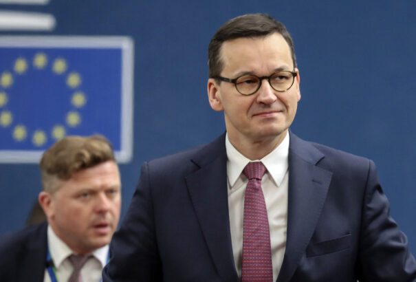 Morawiecki szerint „Brüsszel pisztolyt nyomott a fejünkhöz”. Ha a Bizottság átlépi a határt, elszabadul a „világháború”