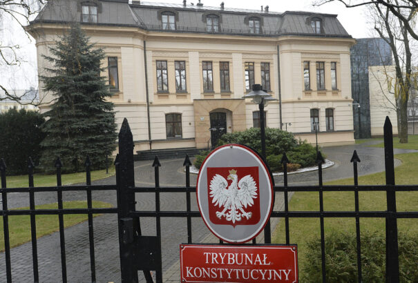 Toporzékolnak a brüsszeli birodalmi bürokraták a lengyel alkotmánybíróság határozata miatt