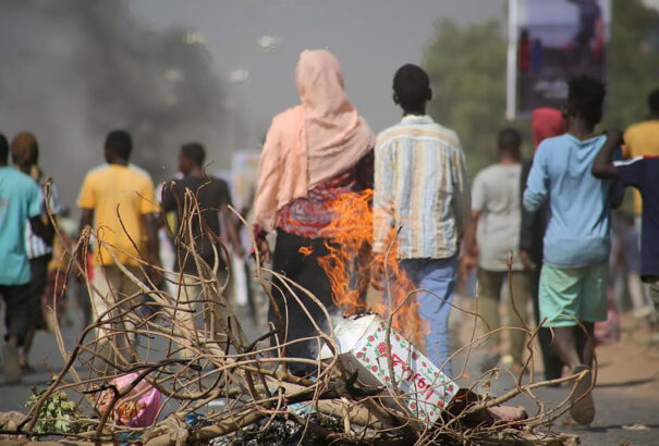 Katonai puccs Szudánban: feloszlatták a civil kormányt, letartóztatták a politikusokat