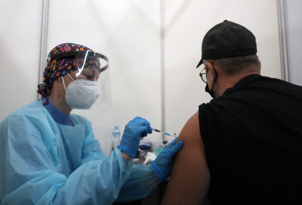 Orvosi ajánlásra is beadhatják a harmadik koronavírus elleni vakcinát