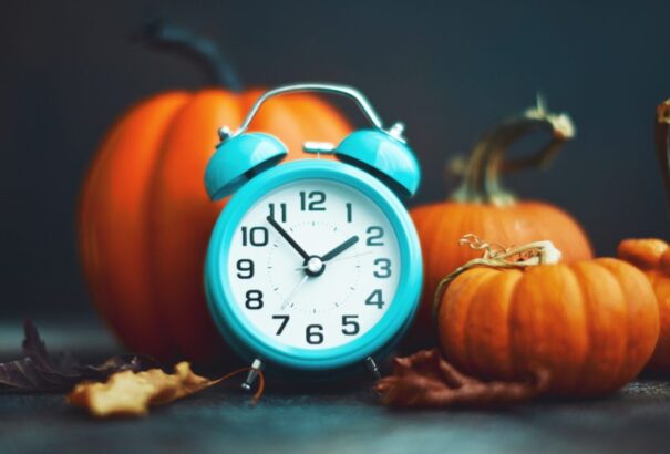 Hétvégén jön az óraátállítás, egy órával többet alhatunk