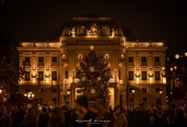 Pozsony: Új kulturális programmal, több karácsonyfával és sátras árusokkal készül az Óváros a karácsonyi vásárra