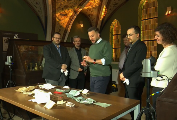 Rendkívüli pillanat! Kinyitották a Mihály-torony 175 éves időkapszuláját