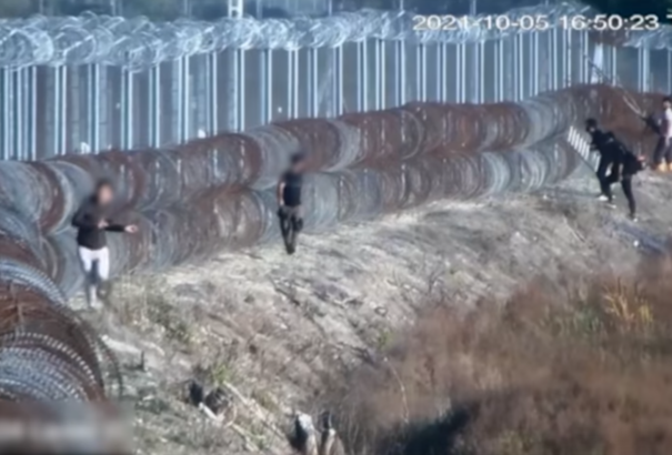 VIDEÓ: Így ostromolják a magyar határt a migránsok