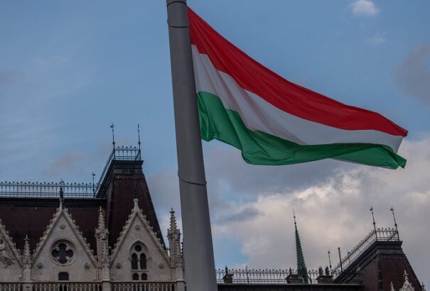 Október 23. – Felvonták a nemzeti lobogót az Országház előtt