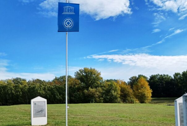 Az izsai Leányvárat már az UNESCO zászlaja ékesíti