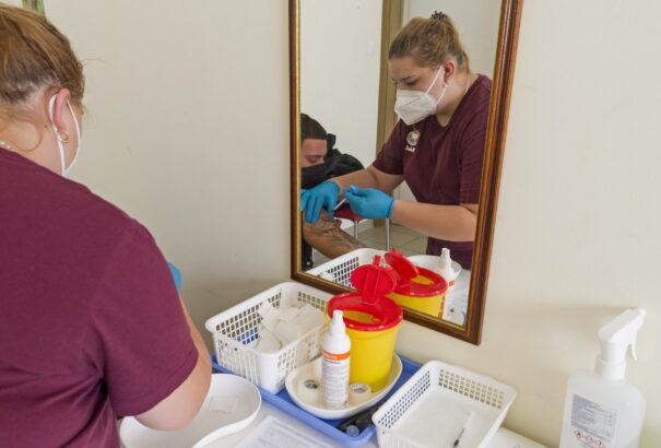 Az egészségbiztosítók igyekeznek pénzzel motiválni a körzeti orvosokat, hogy oltsák be a betegeket