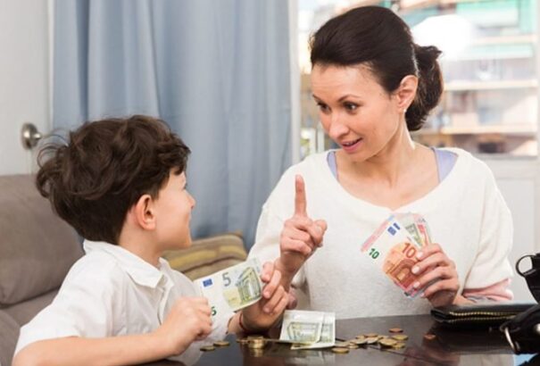 Jövő évtől emelkedik a gyermekgondozási segély és a családi pótlék összege