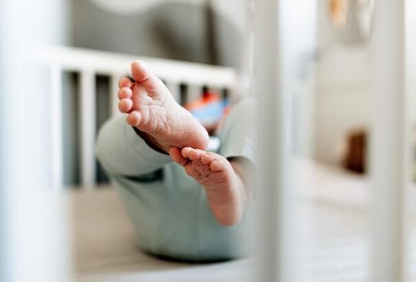 Poszt-Covid-szindrómás kisbaba életéért küzdenek Izraelben