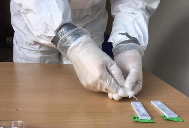 Az egészségügyi tárca biztosítja az orvosi rendelőknek az antigénteszteket