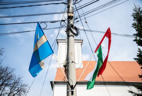 Jogerősen pénzbüntetésre ítélték Székelyudvarhely polgármesterét, mert kitűzte a magyar zászlót